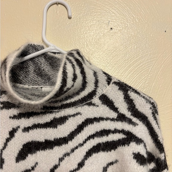 H&M Monochrome Zebra Turtleneck Sweater - Picture 6 of 8